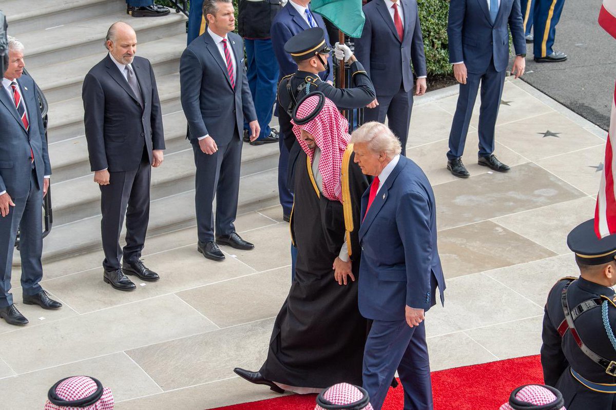 فخامة رئيس الولايات المتحدة الأمريكية يستقبل سمو #ولي_العهد في #البيت_الأبيض في العاصمة الأمريكية واشنطن وسط مراسم استقبال رسمية.
#محمد_بن_سلمان_في_واشنطن 
#القمة_السعودية_الأمريكية