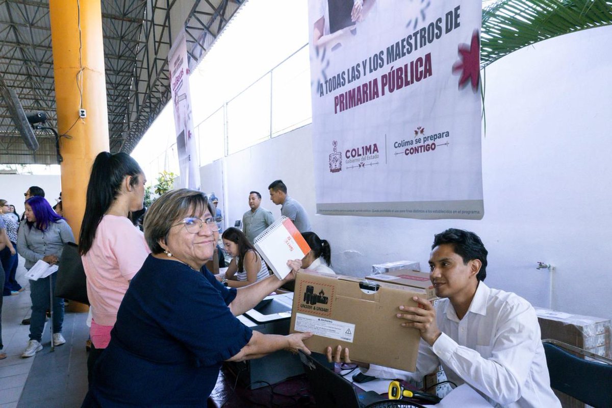 💪📚“La defensa de los derechos laborales se construye con diálogo y con escuelas abiertas", apuntó el Srio. Gral. del #SNTE, Mtro. Alfonso Cepeda Salas, al encabezar junto a la gobernadora de #Colima, <a href="/indira_vizcaino/">Indira Vizcaíno</a>, la entrega de equipos de computo a docentes de la entidad.