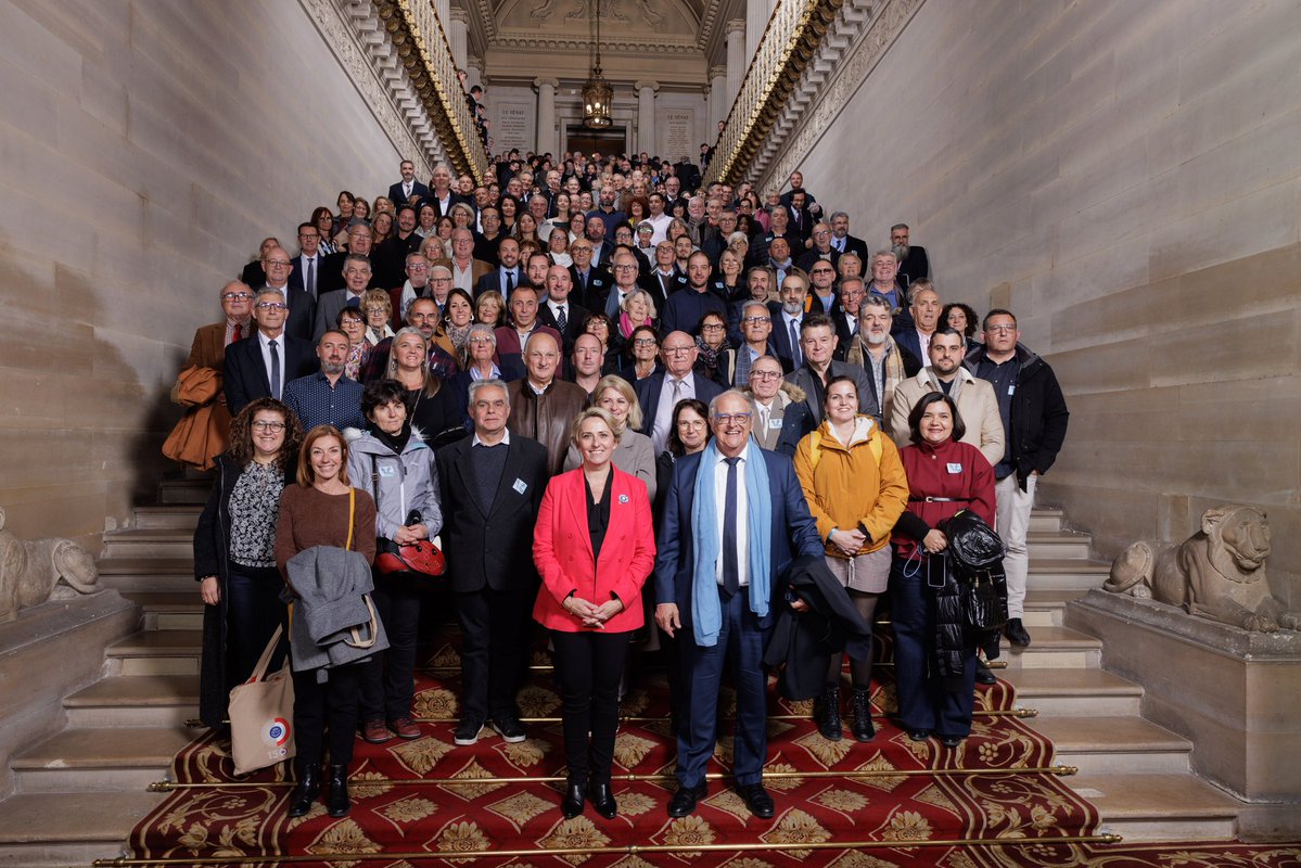 Congrès des Maires 2025 🇫🇷

J’ai eu une nouvelle fois le plaisir d’accueillir au Sénat, aux côtés de mon collègue Jean Sol, la délégation des Maires et Élus des Pyrénées-Orientales, présente à Paris pour le Congrès de l’Association des Maires de France 🏛

À quelques mois des