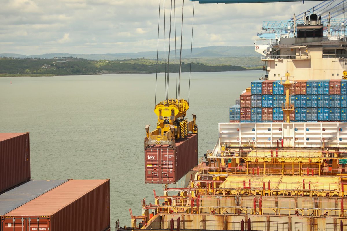 Kenya_Ports's tweet image. The Port of Mombasa will, in the next 14 days, handle a total of 42 vessels, with 23 accounting for container ships. 

At the same time, the Port will receive 15 conventional cargo vessels, 1 car carrier, and 3 oil tankers.

The port of  Lamu will also handle 9 container vessels…