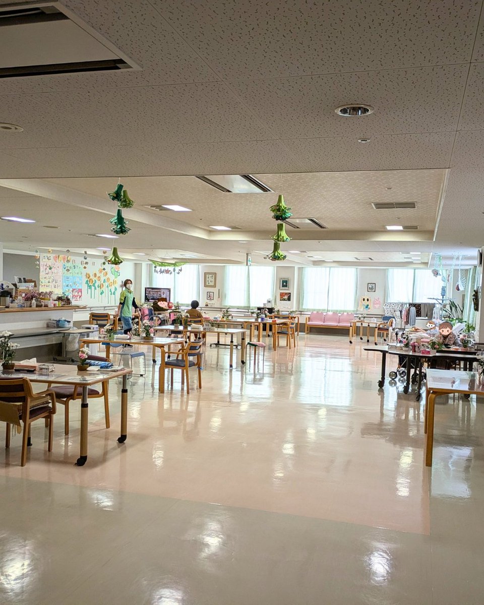 roukenhimawari's tweet photo. おはようございます✨
夜は寒かったですね。
山は薄っすら雪化粧☃
冠着山に3回白くなると、里も雪が積もるとご利用者様に教えていただきました♥
という事はあと1回白くなれば、本格的な冬ですね。
今朝は太陽の光がとても気持ちいいです☀ https://t.co/0TgpwHHr86