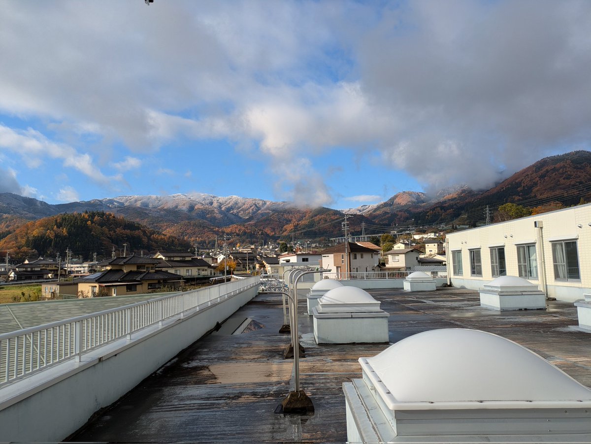 roukenhimawari's tweet photo. おはようございます✨
夜は寒かったですね。
山は薄っすら雪化粧☃
冠着山に3回白くなると、里も雪が積もるとご利用者様に教えていただきました♥
という事はあと1回白くなれば、本格的な冬ですね。
今朝は太陽の光がとても気持ちいいです☀ https://t.co/0TgpwHHr86