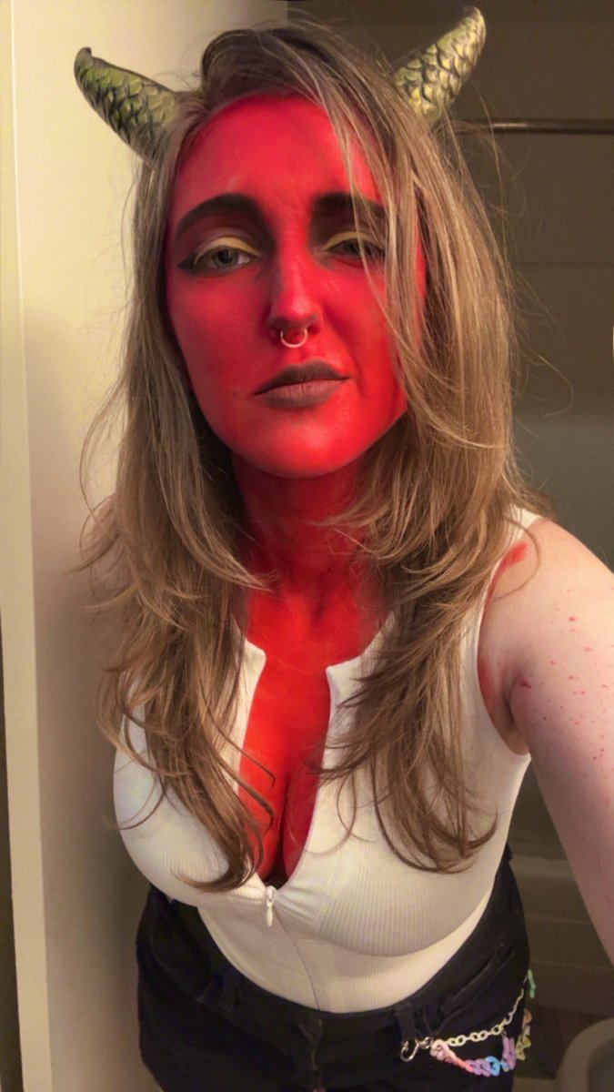 ATTEMPTED to cosplay Malevola with shit I had lying around my house 😅 
Playing the next chapters of dispatch now if ya wanna say hi!
Twitch.tv/noodle_noms