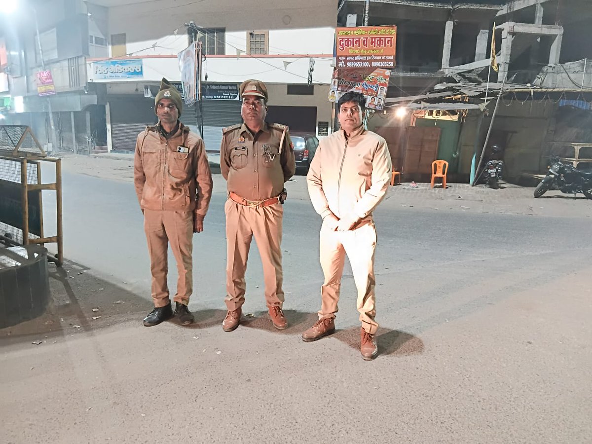 bahraichpolice's tweet image. #SPBahraich के निर्देशानुसार थाना दरगाह शरीफ पुलिस द्वारा रात्रि गस्त के दौरान रात्रि ड्यूटी में लगे पुलिस बल को चेक किया गया तथा ड्यूटी के समय विशेष सतर्कता बरतने हेतु निर्देशित किया गया।  
 #Uppolice 
#bahraichpolice