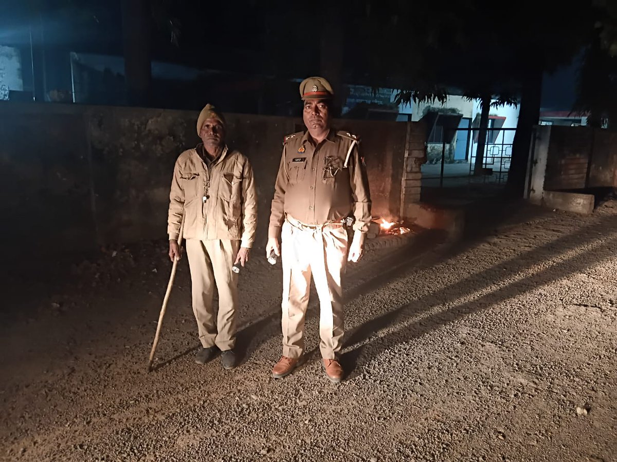 bahraichpolice's tweet image. #SPBahraich के निर्देशानुसार थाना दरगाह शरीफ पुलिस द्वारा रात्रि गस्त के दौरान रात्रि ड्यूटी में लगे पुलिस बल को चेक किया गया तथा ड्यूटी के समय विशेष सतर्कता बरतने हेतु निर्देशित किया गया।  
 #Uppolice 
#bahraichpolice