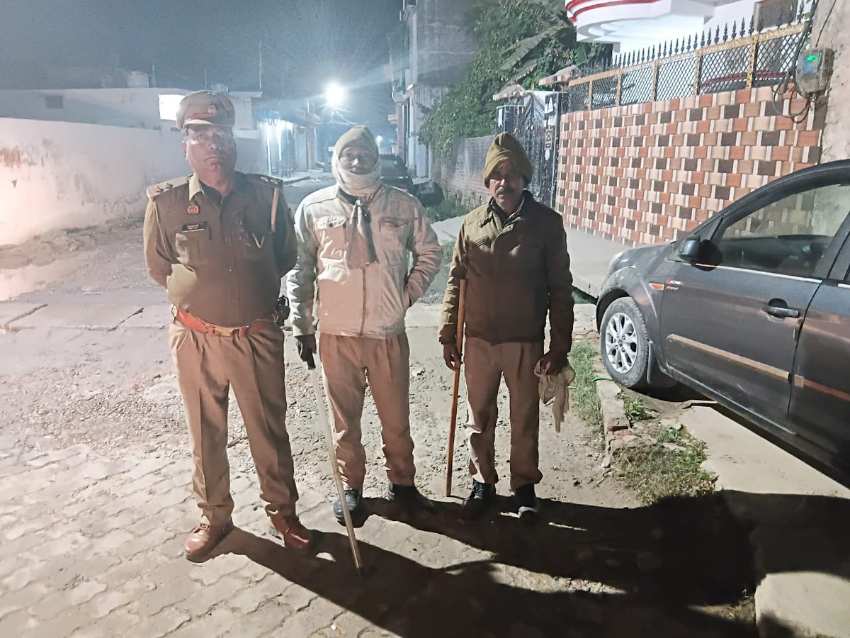 bahraichpolice's tweet image. #SPBahraich के निर्देशानुसार थाना दरगाह शरीफ पुलिस द्वारा रात्रि गस्त के दौरान रात्रि ड्यूटी में लगे पुलिस बल को चेक किया गया तथा ड्यूटी के समय विशेष सतर्कता बरतने हेतु निर्देशित किया गया।  
 #Uppolice 
#bahraichpolice