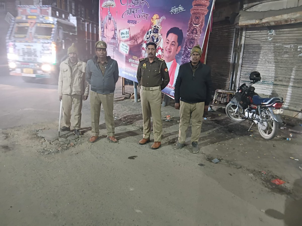 bahraichpolice's tweet image. #SPBahraich के निर्देशानुसार थाना दरगाह शरीफ पुलिस द्वारा रात्रि गस्त के दौरान रात्रि ड्यूटी में लगे पुलिस बल को चेक किया गया तथा ड्यूटी के समय विशेष सतर्कता बरतने हेतु निर्देशित किया गया।  
 #Uppolice 
#bahraichpolice