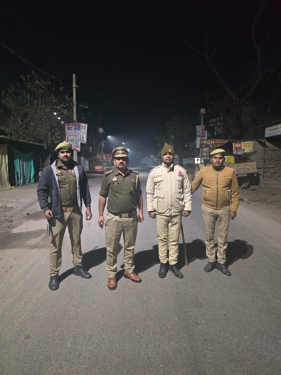bahraichpolice's tweet image. #SPBahraich के निर्देशानुसार थाना कोतवाली देहात पुलिस द्वारा रात्रि गस्त के दौरान रात्रि ड्यूटी में लगे पुलिस बल को चेक किया गया तथा ड्यूटी के समय विशेष सतर्कता बरतने हेतु निर्देशित किया गया।  
 #Uppolice 
#bahraichpolice