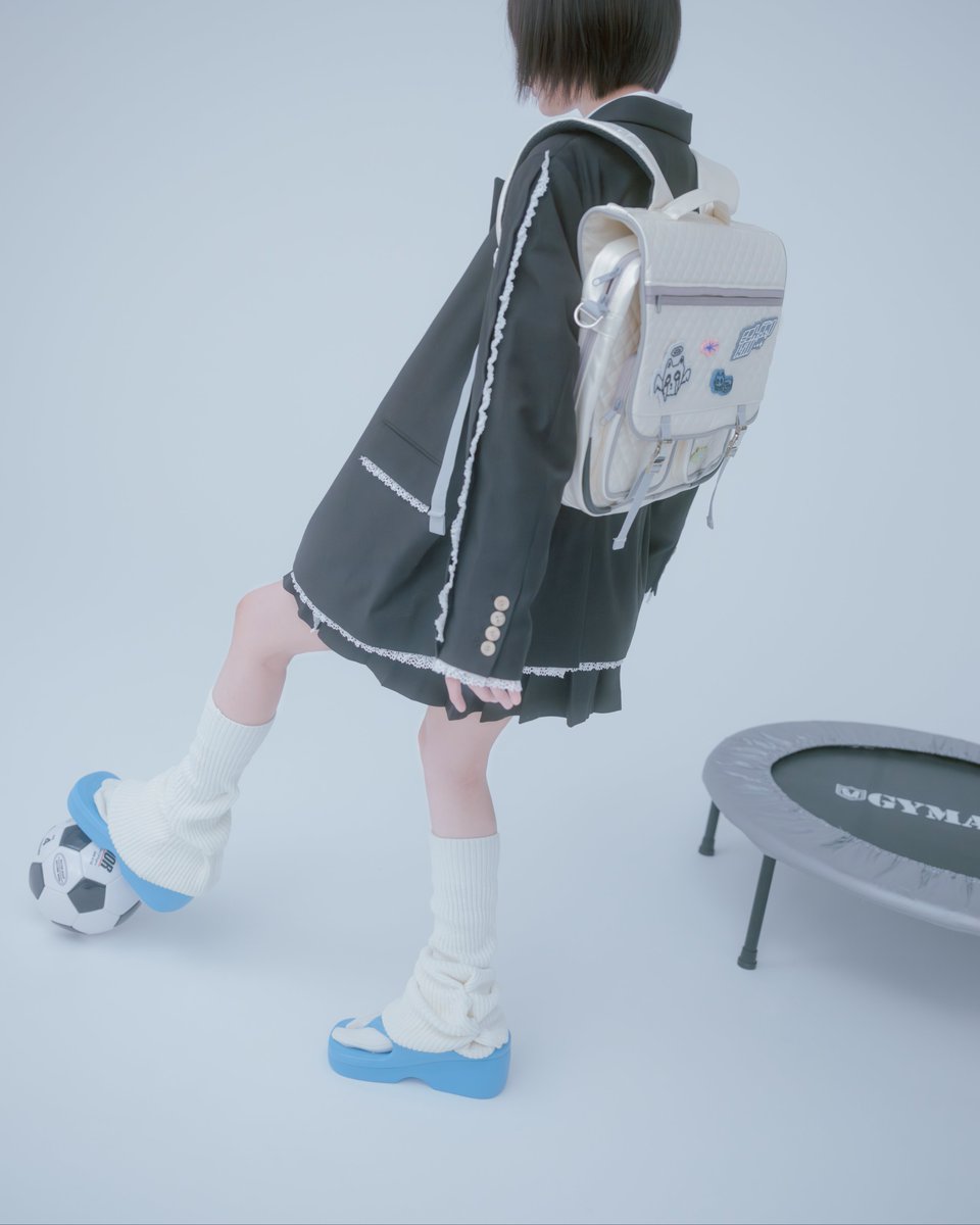 fashionsnap's tweet image. あの：今、制服を着ることで当時の自分を取り戻している感じですね。学生時代、セーラー服で通学しなきゃいけなかったんですけど、クラスの子に制服を隠されたことがあって。…