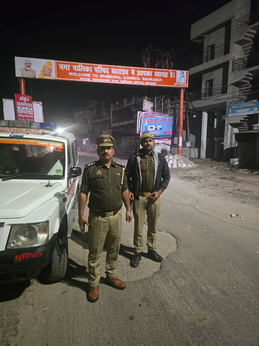 bahraichpolice's tweet image. #SPBahraich के निर्देशानुसार थाना कोतवाली देहात पुलिस द्वारा रात्रि गस्त के दौरान रात्रि ड्यूटी में लगे पुलिस बल को चेक किया गया तथा ड्यूटी के समय विशेष सतर्कता बरतने हेतु निर्देशित किया गया।  
 #Uppolice 
#bahraichpolice