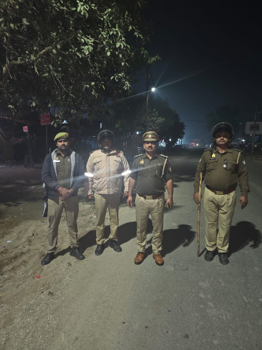 bahraichpolice's tweet image. #SPBahraich के निर्देशानुसार थाना कोतवाली देहात पुलिस द्वारा रात्रि गस्त के दौरान रात्रि ड्यूटी में लगे पुलिस बल को चेक किया गया तथा ड्यूटी के समय विशेष सतर्कता बरतने हेतु निर्देशित किया गया।  
 #Uppolice 
#bahraichpolice