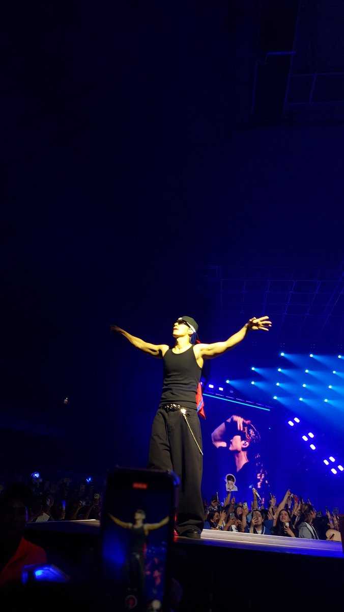 pauddongba's tweet photo. sorry ddohae but we´re still waiting for the group photos with elf from chile 
SS10 CHILE PHOTOS OFFICIAL POST
@SJofficial 
#SS10inChile #DONGHAE #동해 #슈퍼주니어 https://t.co/ZlOzx63ONr