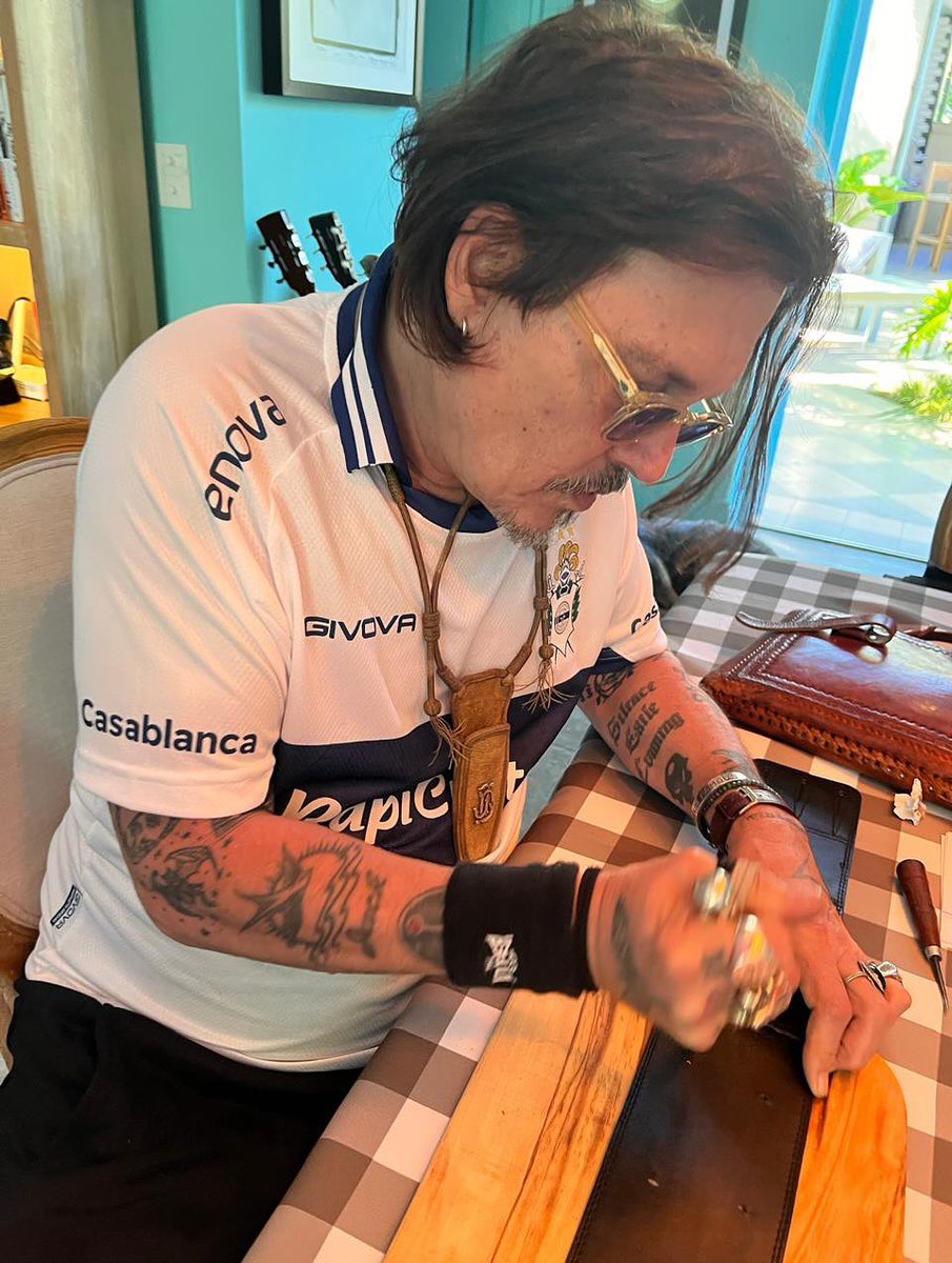 JerrieDepp's tweet image. A handmade masterpiece created just for God Dad (#JohnnyDepp). Inspired by pirates, Creole roots, and even the Native American knives he wears such a unique and powerful piece. Truly incredible craftsmanship! 🔥✨

(Repost from nicanorcrotto’s IG)