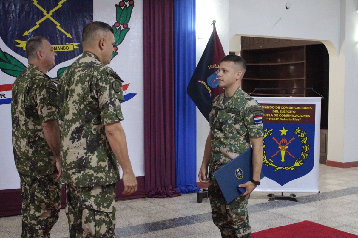 py_rep's tweet image. Personal del REP ha culminado satisfactoriamente el Curso Básico de Guerra Electrónica, la Ceremonia estuvo presidida por el Señor Comandante del Comando de Comunicaciones del Ejército, Cnel DCEM Benicio Raúl Galván García.
📌+ info en: facebook.com/share/p/17qaRi…