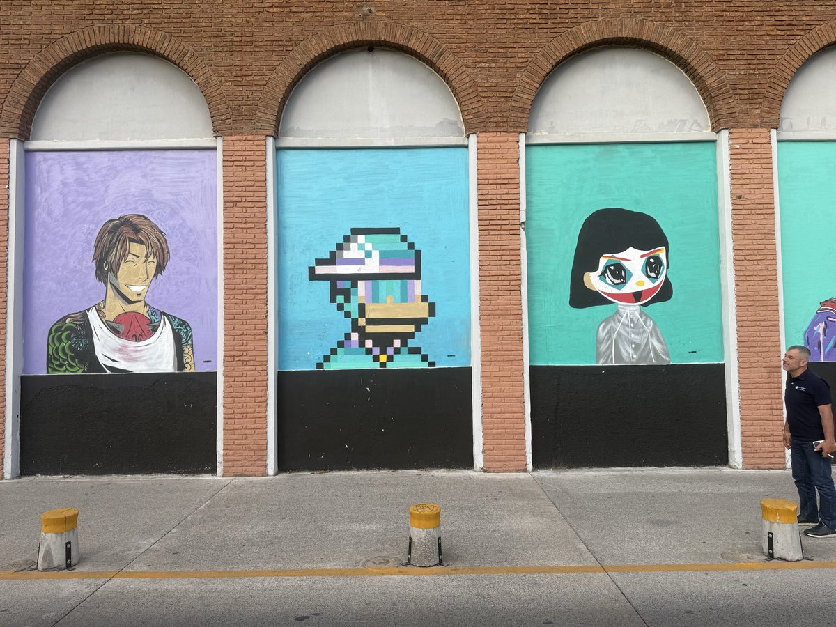 픽셀화된 유인원과 스타일화된 인물들을 포함한 암호화폐 영감의 캐릭터들이 그려진 부에노스아이레스의 스트리트 벽화