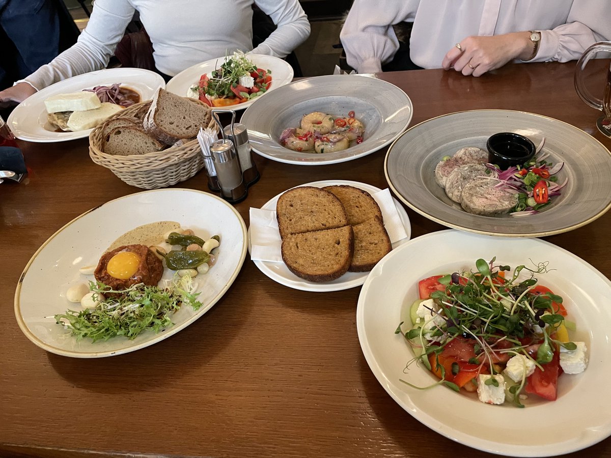 t_echizen's tweet image. ガイドのかたやKADOKAWA担当者などと昼食。右上がトラチェンカ（36章）。

睡眠不足で体力の限界なので、きょうはこのあたりで。動画もたくさん撮りましたが、後日「監禁された翻訳者の手記」続編「解放された翻訳者の旅行記」（仮）としてまとめます。

#PR #プラハ #チェコへ行こう #cityofsecrets