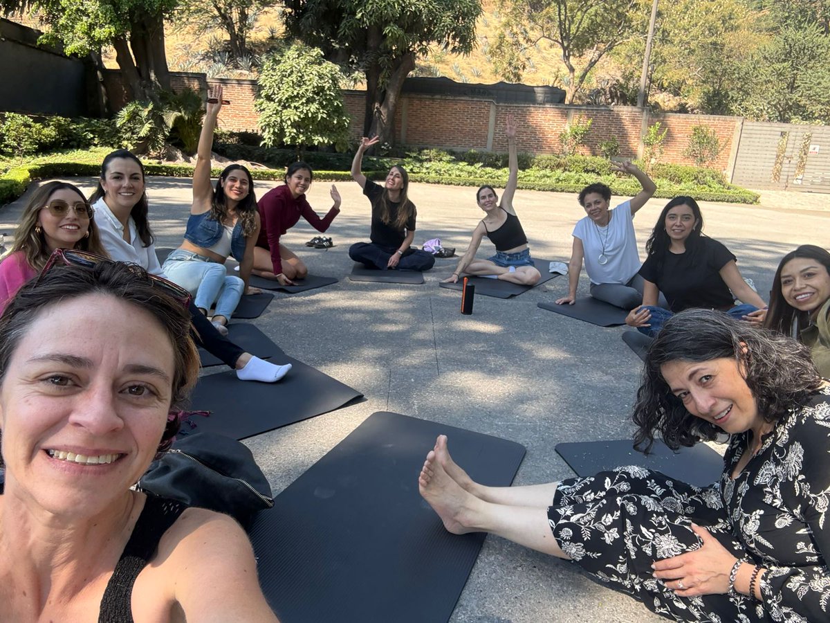 Este fin de semana nos reunimos para hacer una pausa profunda, reconectar con nosotras mismas y fortalecer las herramientas que nos permiten liderar con autenticidad, claridad y propósito.  🧘‍♀️⚖️✨

¡Gracias a todas las participantes! 

#SociasAvanzandoAMX
#CapitulosAbogadasMX