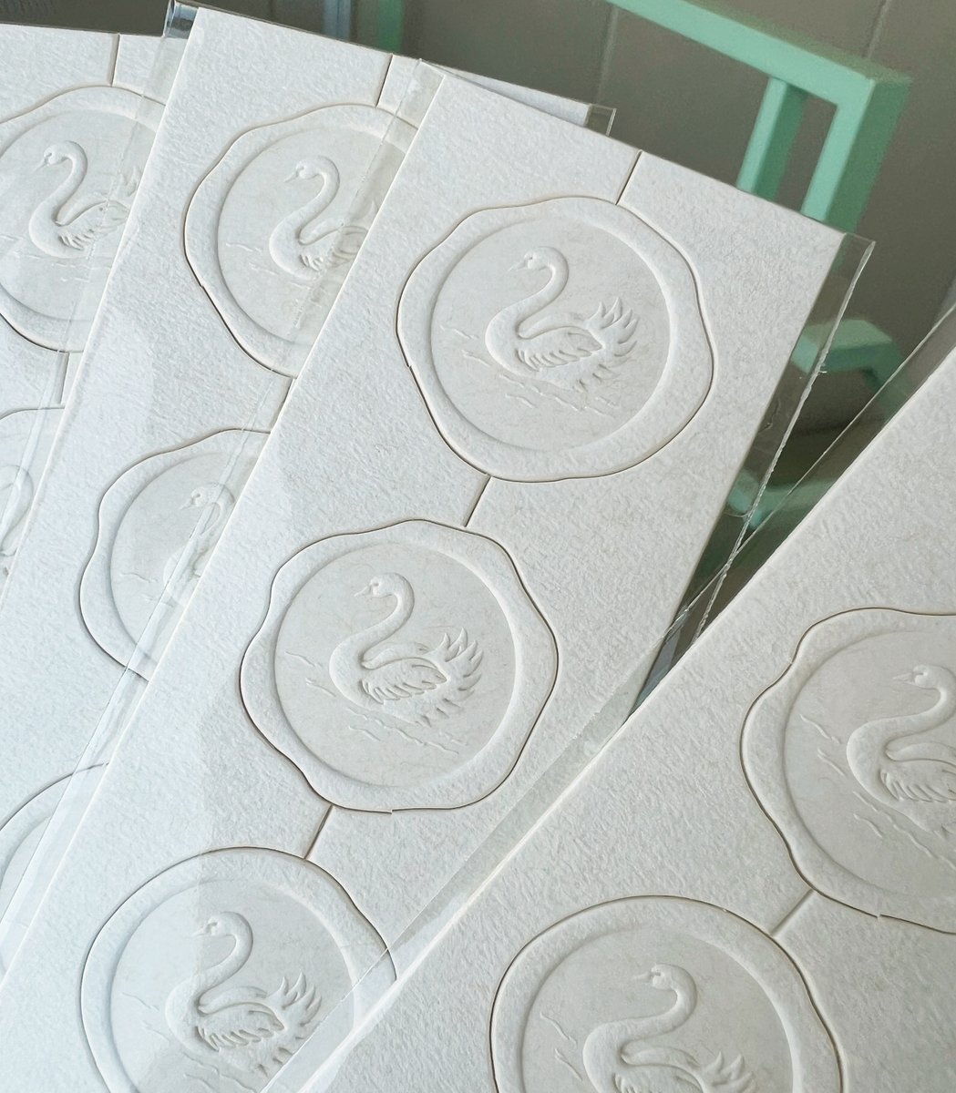 昨日は全国的にAdobeのアプリの挙動がおかしくなって、困った方も多かったと思います。今朝は通常通り動いていてホッと一安心。
紙のシーリングスタンプ風シール《STAMPAPER スタンペーパ》「幸せを呼ぶ」シリーズ、だんだん整って参りました。
「文具女子博2025」まであと１ヶ月…❣️
#今日もご安全に