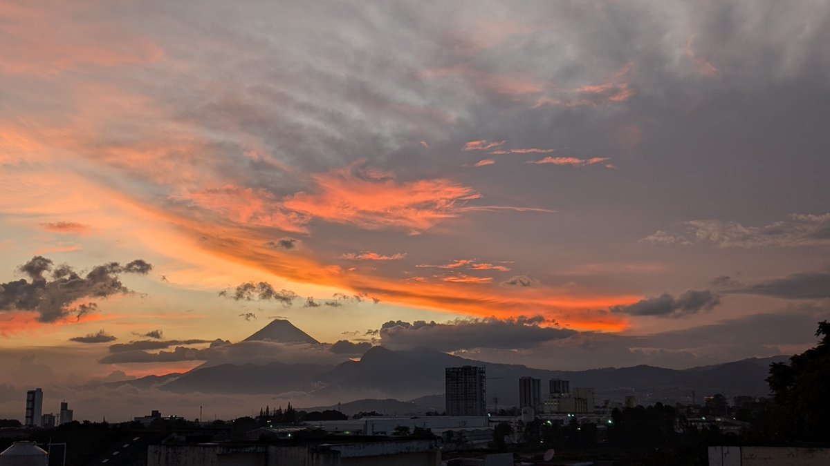 El bello atardecer de hoy martes 18 de noviembre. #ClimaGT