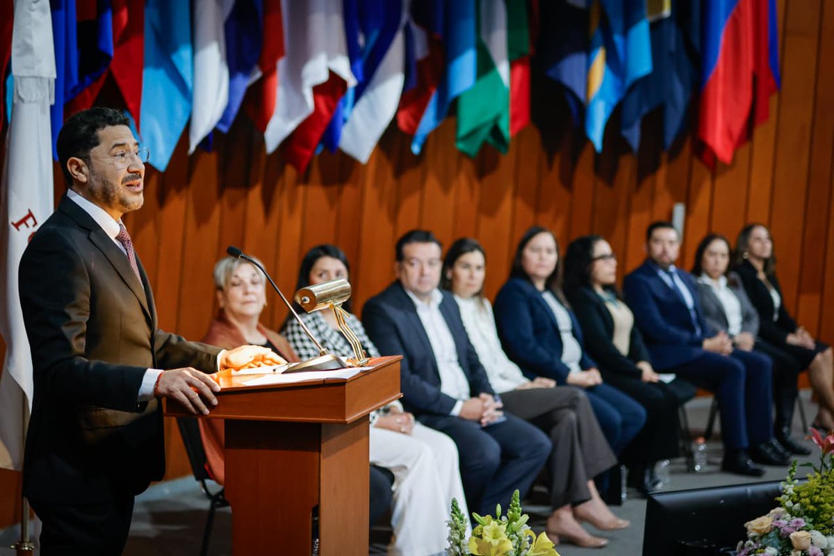 ISSSTE_mx's tweet image. 😉 Resaltó que el #FOVISSSTE se ha convertido en un referente nacional gracias a acciones concretas que cambian vidas como: condonaciones, quitas, congelamientos, créditos más accesibles para mujeres, apoyo a personas mayores, impulso a la autoconstrucción en suelo social, entre…