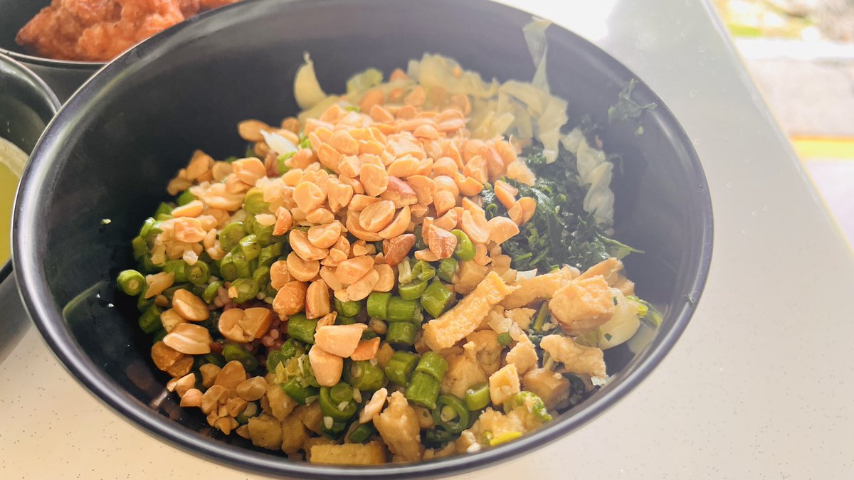 hungryghost2014's tweet photo. Thunderbolt Tea by Boon Lay Traditional Hakka Lui Cha is the only lei cha stall in Singapore that sells fried pork at $1 per portion 😋

#sgeats #foodie #foodblogger #foodblog #hungryghost #singapore #restaurant #chinese #hawker #leicha #thundertearice https://t.co/eRPSRgMIgr