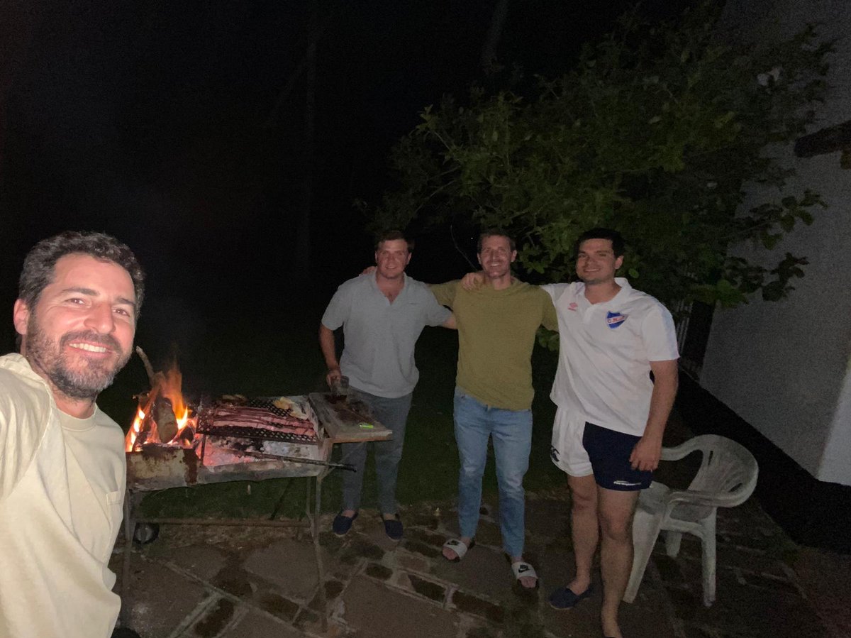 Claro que las recorridas deberán ser acompañas de alimentos proteicos de origen animal, preferentemente cocidos sobre brasas, donde la reacción de Maillard domina en la cocción del banquete.
Y chopp..