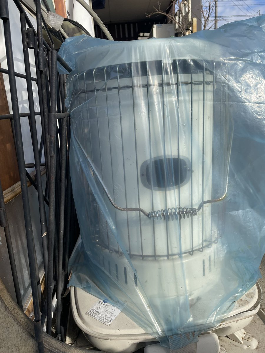 LabVillage's tweet image. おはようございます😃
寒い朝ですね。
エアコンつけてますが
やっぱり灯油のストーブが暖かいですよね。

こいつのパワーの見せ所！

灯油を買ってこねば。

#寒い朝
#ストーブの季節
#灯油買わなきゃ
#冬支度始めました
#エアコンよりストーブ派
#こいつのパワー
#カフェの冬準備
#岩倉カフェ