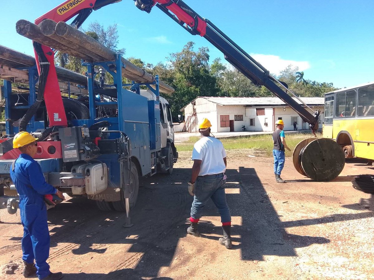 garcia_yec52416's tweet image. De #PinardelRío a Mayarí!! Con el compromiso de la solidaridad y la responsabilidad como bandera, labora la brigada de linieros de @ETECSA_Cuba en la recuperación del servicio telefónico tras las afectaciones dejadas por el Huracán Melissa; ustedes son ejemplo y orgullo 🇨🇺 🇨🇺