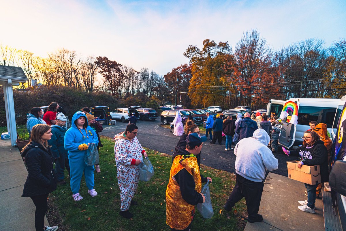 ValComScvs's tweet image. Better late than never for a Trunk or Treat!
Due to stormy conditions on the 31st, Our North West region Trunk or Treat was pushed into November.
That didn't stop the fun though! A spooky night of trick or treating was had!
#SupportingPeople