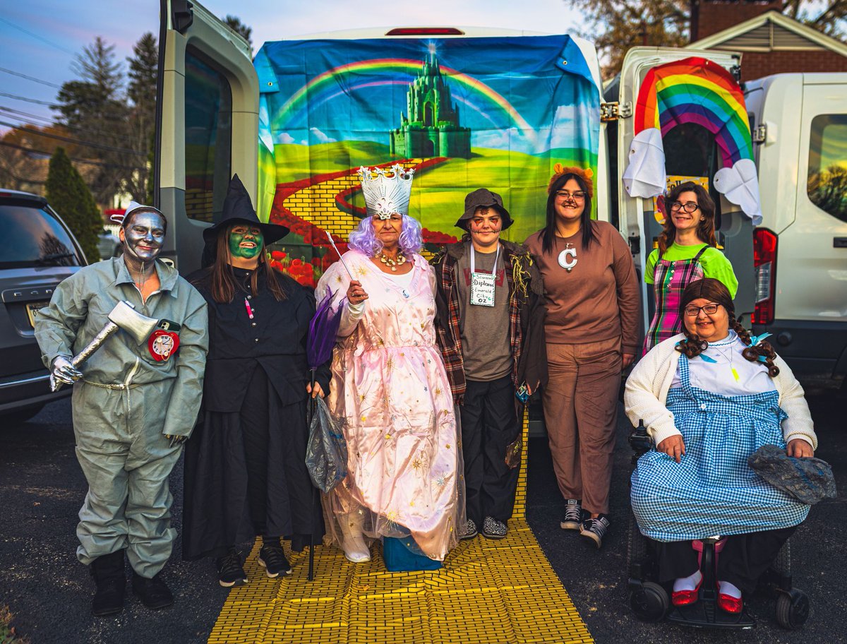 ValComScvs's tweet image. Better late than never for a Trunk or Treat!
Due to stormy conditions on the 31st, Our North West region Trunk or Treat was pushed into November.
That didn't stop the fun though! A spooky night of trick or treating was had!
#SupportingPeople