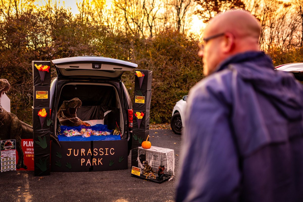 ValComScvs's tweet image. Better late than never for a Trunk or Treat!
Due to stormy conditions on the 31st, Our North West region Trunk or Treat was pushed into November.
That didn't stop the fun though! A spooky night of trick or treating was had!
#SupportingPeople