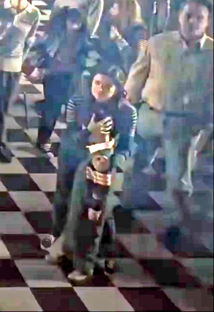 the_almendra's tweet image. El niño que salvo Charlotte ahora está con su madre pero algo me dice que estan viendo a la marioneta sosteniendo algo....
Que será?
#fnaf2 #puppetFNAF