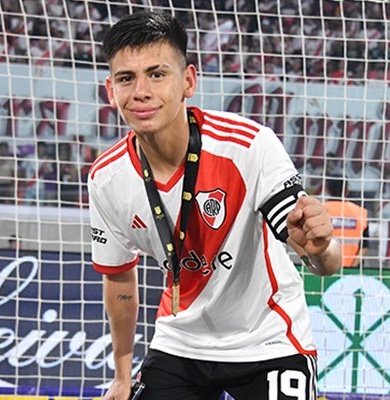 frabigol's tweet photo. TODO CERRADO, VUELVE A CASA ✅️

👉🏻 Claudio Echeverri salió a comprar pero eran las dos de la mañana en Alemania, estaba todo cerrado y volvió a casa. https://t.co/DQm98QJtTR