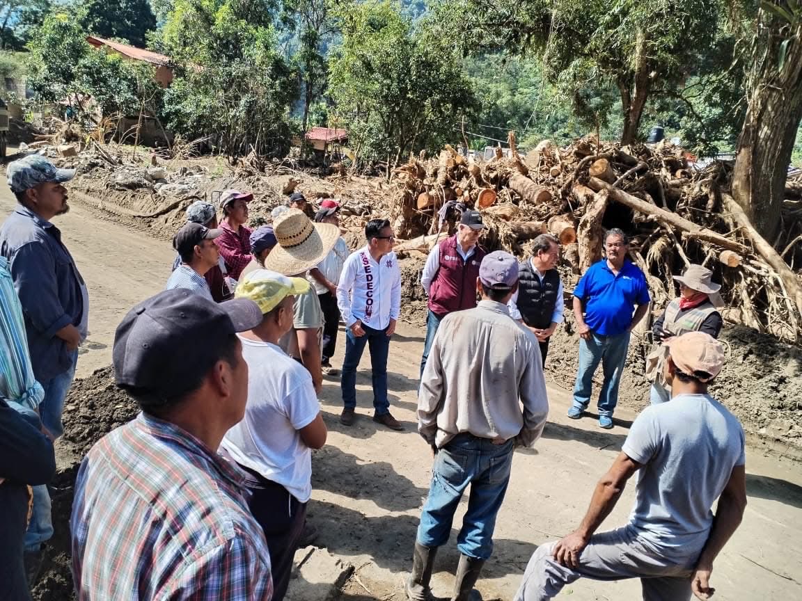 juliomenchaca_'s tweet image. Recorrimos Tlacolula a través de la @Sedeco_Hgo, supervisando los avances en las labores de limpieza, la apertura de caminos y entregando los apoyos que, en coordinación con la Secretaría de Bienestar, necesitan las familias. 

#HidalgoUnido
#PrimeroElPueblo
