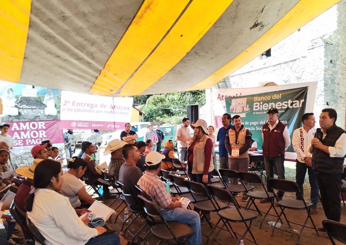 juliomenchaca_'s tweet image. Recorrimos Tlacolula a través de la @Sedeco_Hgo, supervisando los avances en las labores de limpieza, la apertura de caminos y entregando los apoyos que, en coordinación con la Secretaría de Bienestar, necesitan las familias. 

#HidalgoUnido
#PrimeroElPueblo