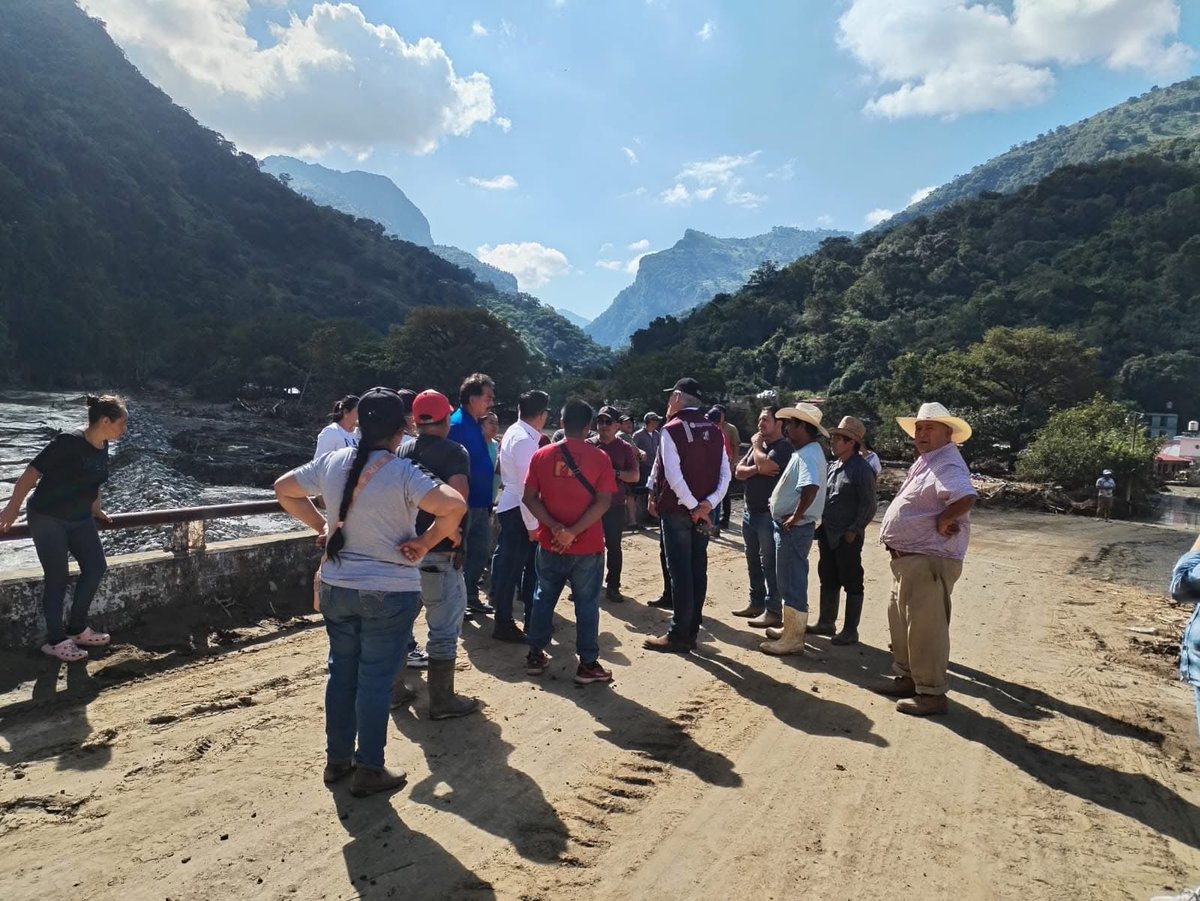 juliomenchaca_'s tweet image. Recorrimos Tlacolula a través de la @Sedeco_Hgo, supervisando los avances en las labores de limpieza, la apertura de caminos y entregando los apoyos que, en coordinación con la Secretaría de Bienestar, necesitan las familias. 

#HidalgoUnido
#PrimeroElPueblo