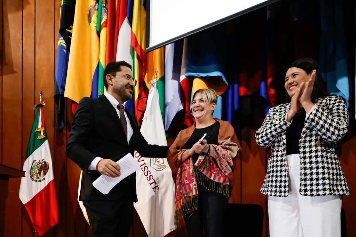 ISSSTE_mx's tweet image. 😉 Resaltó que el #FOVISSSTE se ha convertido en un referente nacional gracias a acciones concretas que cambian vidas como: condonaciones, quitas, congelamientos, créditos más accesibles para mujeres, apoyo a personas mayores, impulso a la autoconstrucción en suelo social, entre…