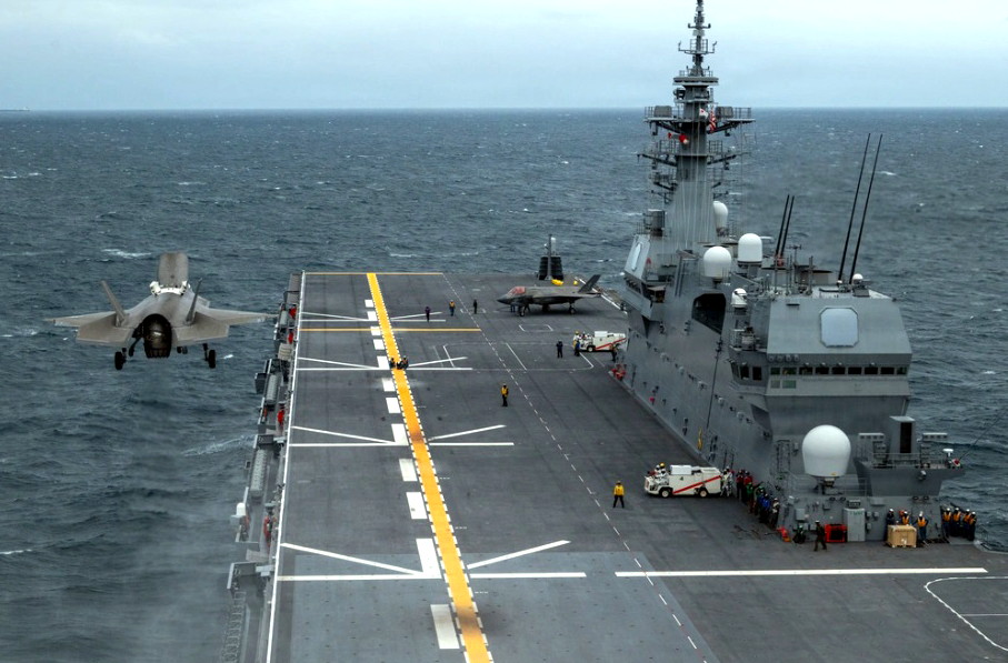 agcdetk's tweet image. 2025/10/19、厚木に飛来したVMFA２4２所属のF-35B４機が護衛艦かがと演習との動画を投稿していましたが、
海自からは未発表も、米海兵隊から画像が発表されました。かがに４機並光景は迫力ありますね。

10/19投稿した厚木から「かが」に向かうF-35B離陸
動画youtu.be/NCnu6GBL0yo