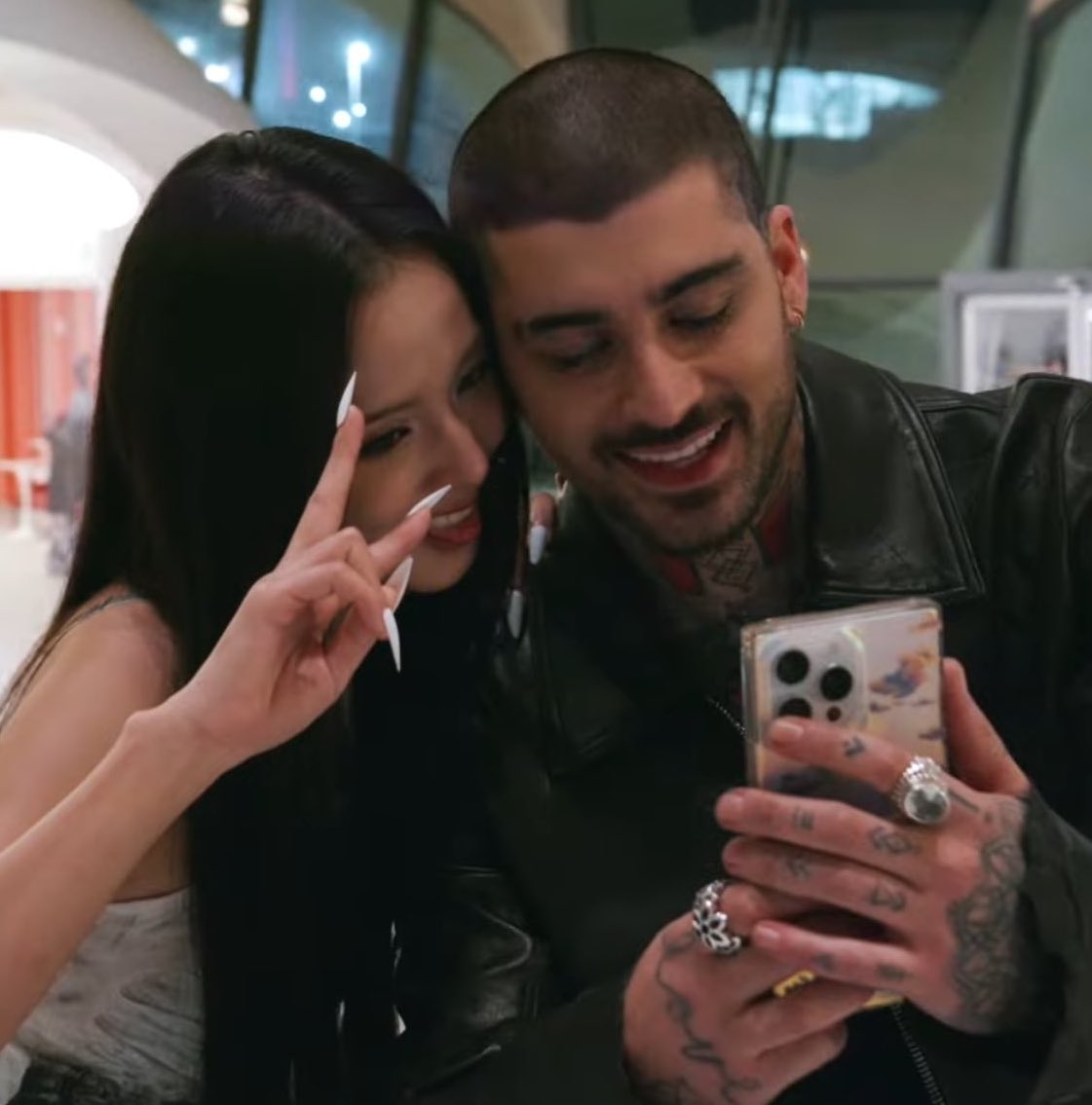 updatecharts's tweet image. Zayn revela que aceitou colaborar com Jisoo em “Eyes Closed” por causa de sua filha, Khai:

&quot;Minha filha é uma grande fã, então quando Jisoo me chamou para o feat, eu aceitei, obviamente. Minha filha vai me achar super legal de novo, então farei isso&quot;