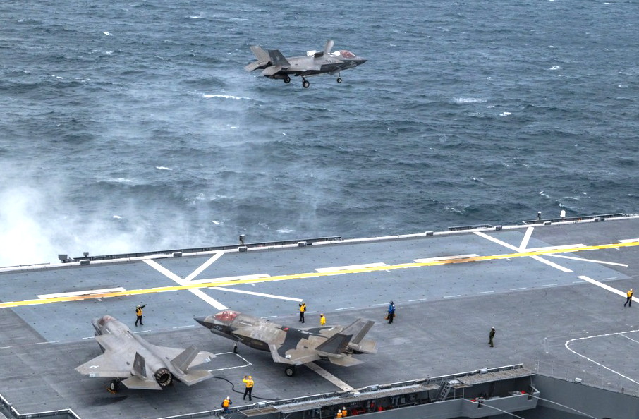 agcdetk's tweet image. 2025/10/19、厚木に飛来したVMFA２4２所属のF-35B４機が護衛艦かがと演習との動画を投稿していましたが、
海自からは未発表も、米海兵隊から画像が発表されました。かがに４機並光景は迫力ありますね。

10/19投稿した厚木から「かが」に向かうF-35B離陸
動画youtu.be/NCnu6GBL0yo