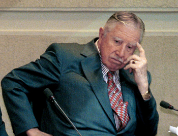 Los izquierdistas son corruptos y no les gusta trabajar. No como a Pinochet que apenas acumuló 21.3 millones de dólares por sus muchos años de servicio a la patria chilena. Un gran hombre. 

Derecha: 12 Izquierda: 0