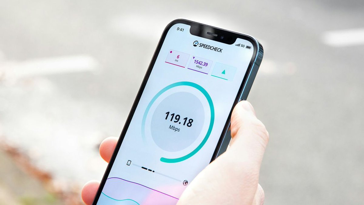 DailyTechpulse's tweet image. It’s official – the iPhone 17 gets a big Wi-Fi boost from Apple’s new chip, but the Pixel 10 Pro still beats it  
                             The iPhone 17 range’s N1 chip has brought fantastic Wi-Fi speed improvements to the device, a new report claims… ift.tt/3LRtEKZ