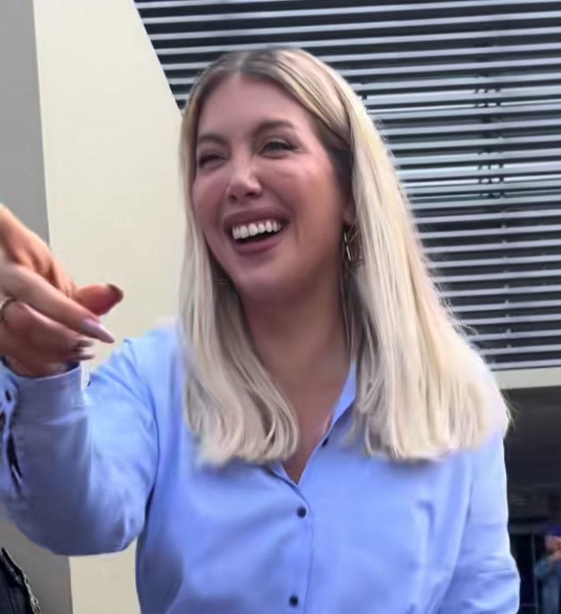 JAJAJAJAJ, ella jura que puede hacer los mismo gestos que la china! Pobre ilusa