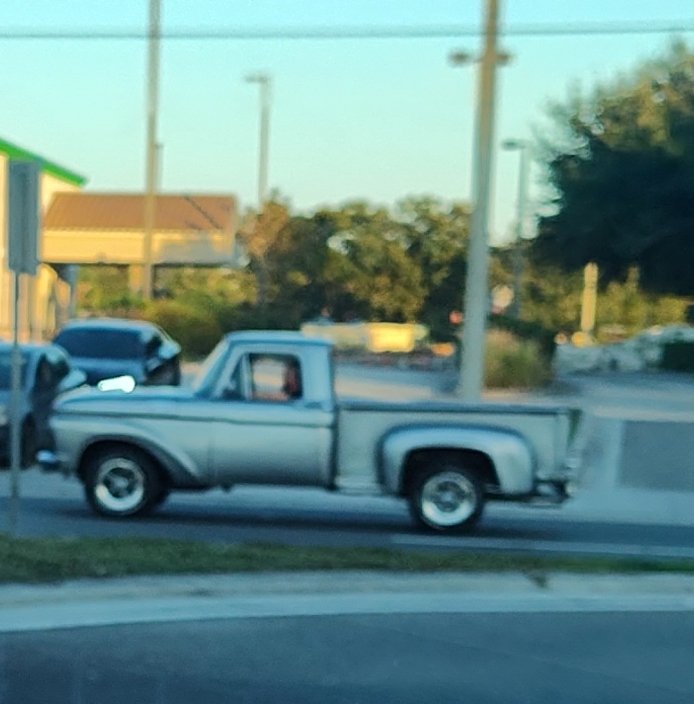 RedWolf_19's tweet image. Spotted:
60&apos;s Ford F-150... pretty cool 😎 

#TuesdayFun #antiquecar #cars #Truck #pickup #Jeeplife