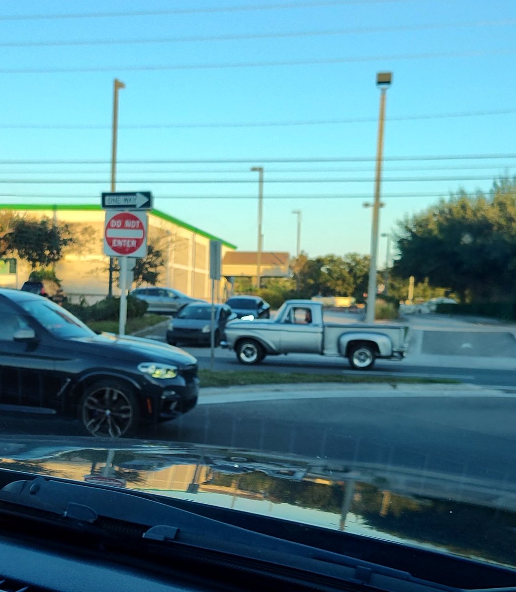 RedWolf_19's tweet image. Spotted:
60&apos;s Ford F-150... pretty cool 😎 

#TuesdayFun #antiquecar #cars #Truck #pickup #Jeeplife