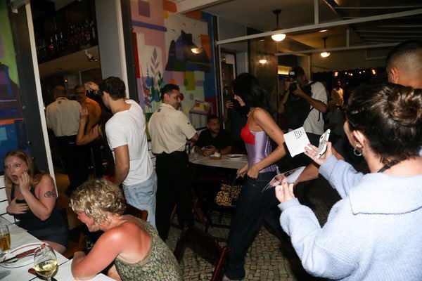 dlipahungary's tweet image. 📸 | @DUALIPA arriving at a restaurant in Río de Janeiro tonight!