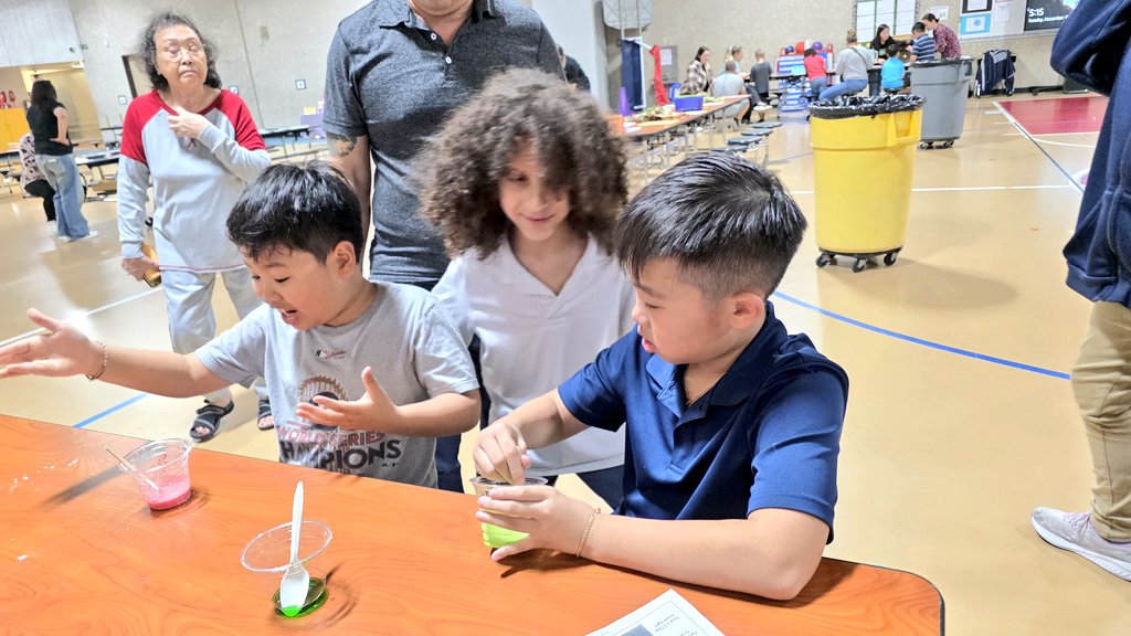 StacieHong's tweet image. STEM night fun! @PetroskyPirates