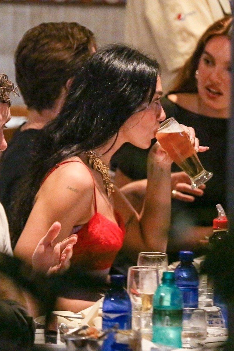 dualipacentral_'s tweet image. SABE VIVER! Dua Lipa tomando uma cervejinha no Rio de Janeiro 🍺