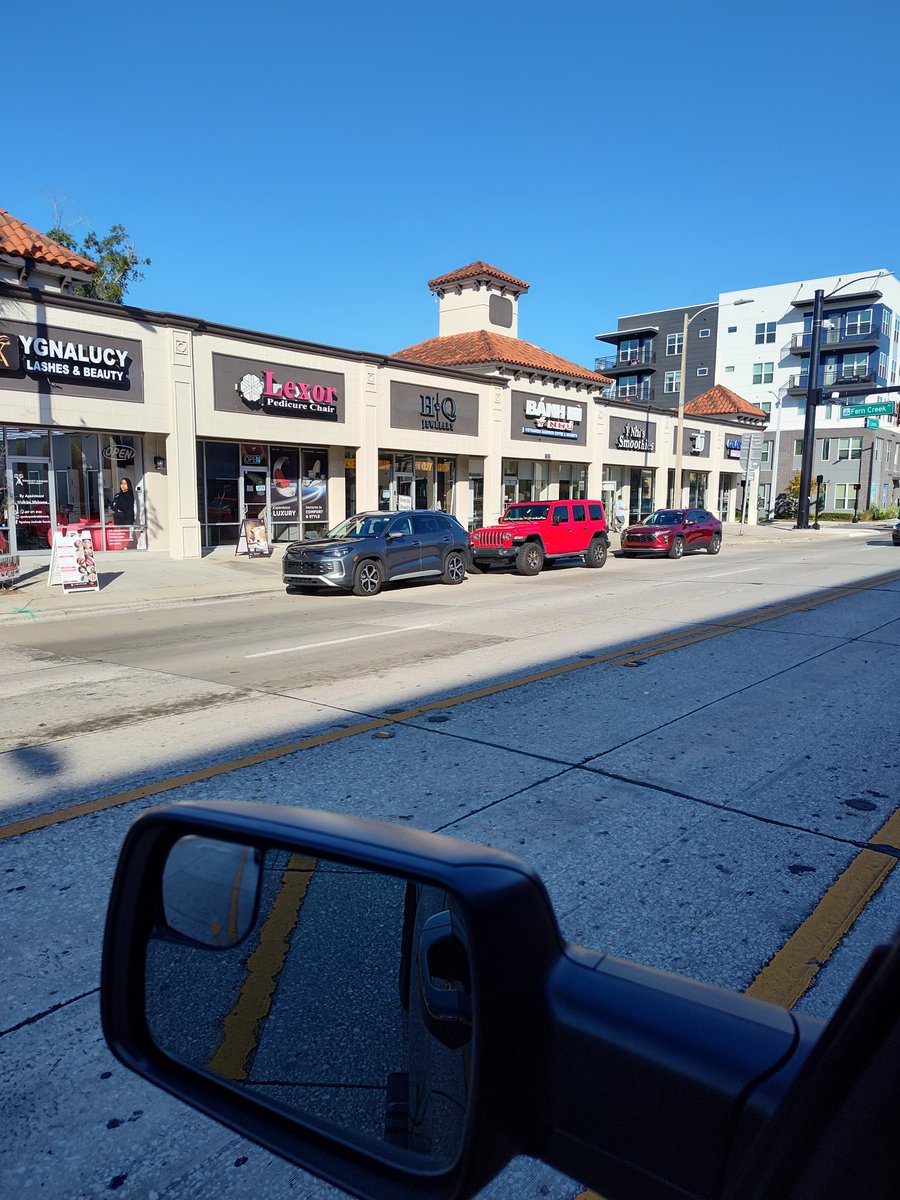 RedWolf_19's tweet image. Red always stands out...
#ducked!

#twosday #Tuesday #errands #outandabout #Jeep