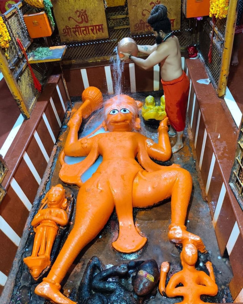 संकट कटे मिटे सब पीरा 
 जो सुमिरै हनुमत बल बीरा ।।